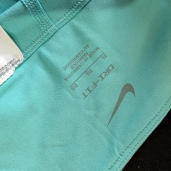 Nike Dry Fit Light Green An White Athletic Skort. Tennis /Golf NWT - Picture 4 of 4